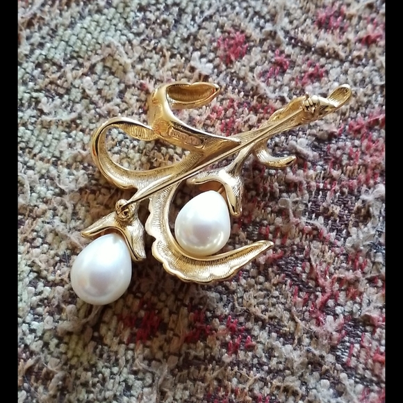 MONET Pearl Rhinestone Flower Brooch - Picture 12 of 16